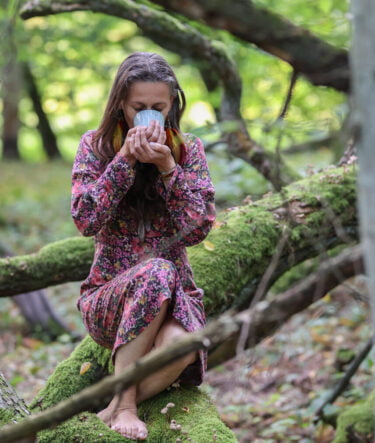 Kobieta pijąca kakao w otoczeniu natury