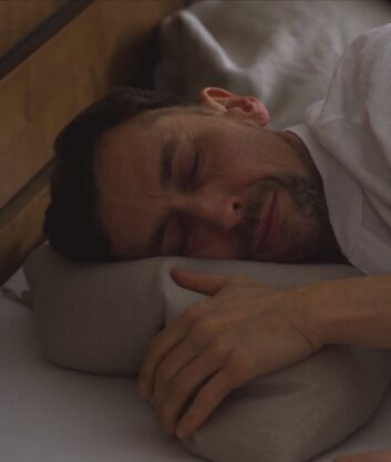 Mężczyzna śpiący na lnianej poduszce